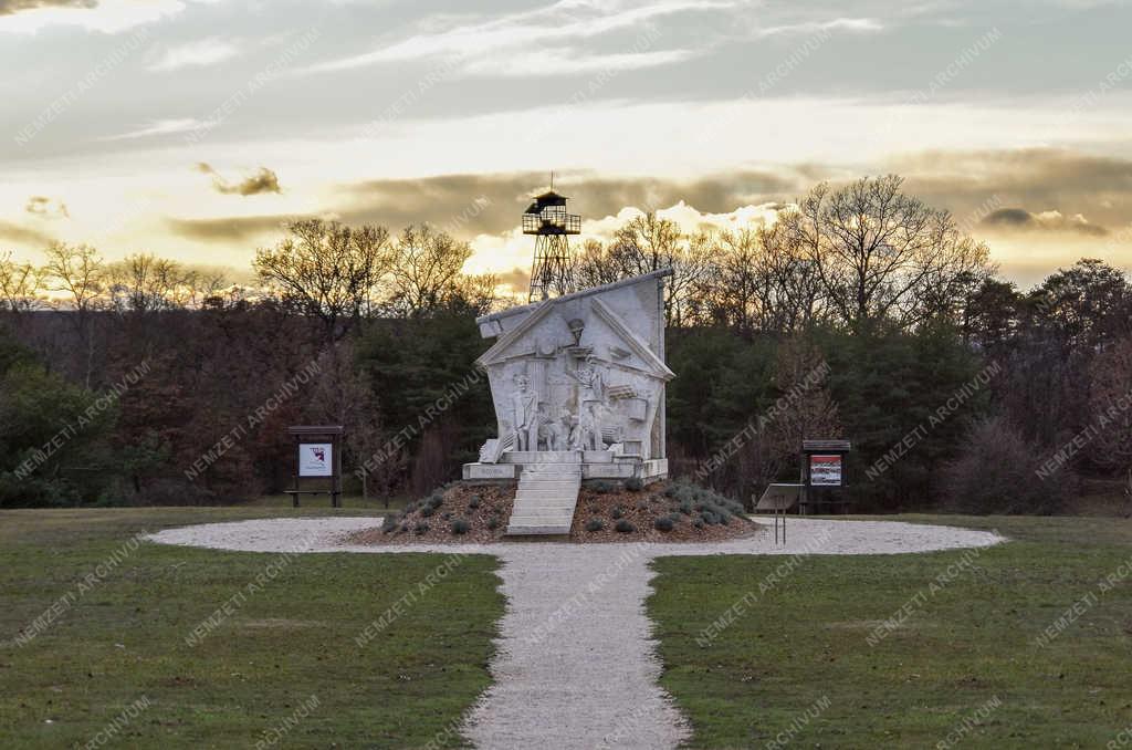 Emlékpark - Fertőrákos - Melocco Miklós: Áttörés