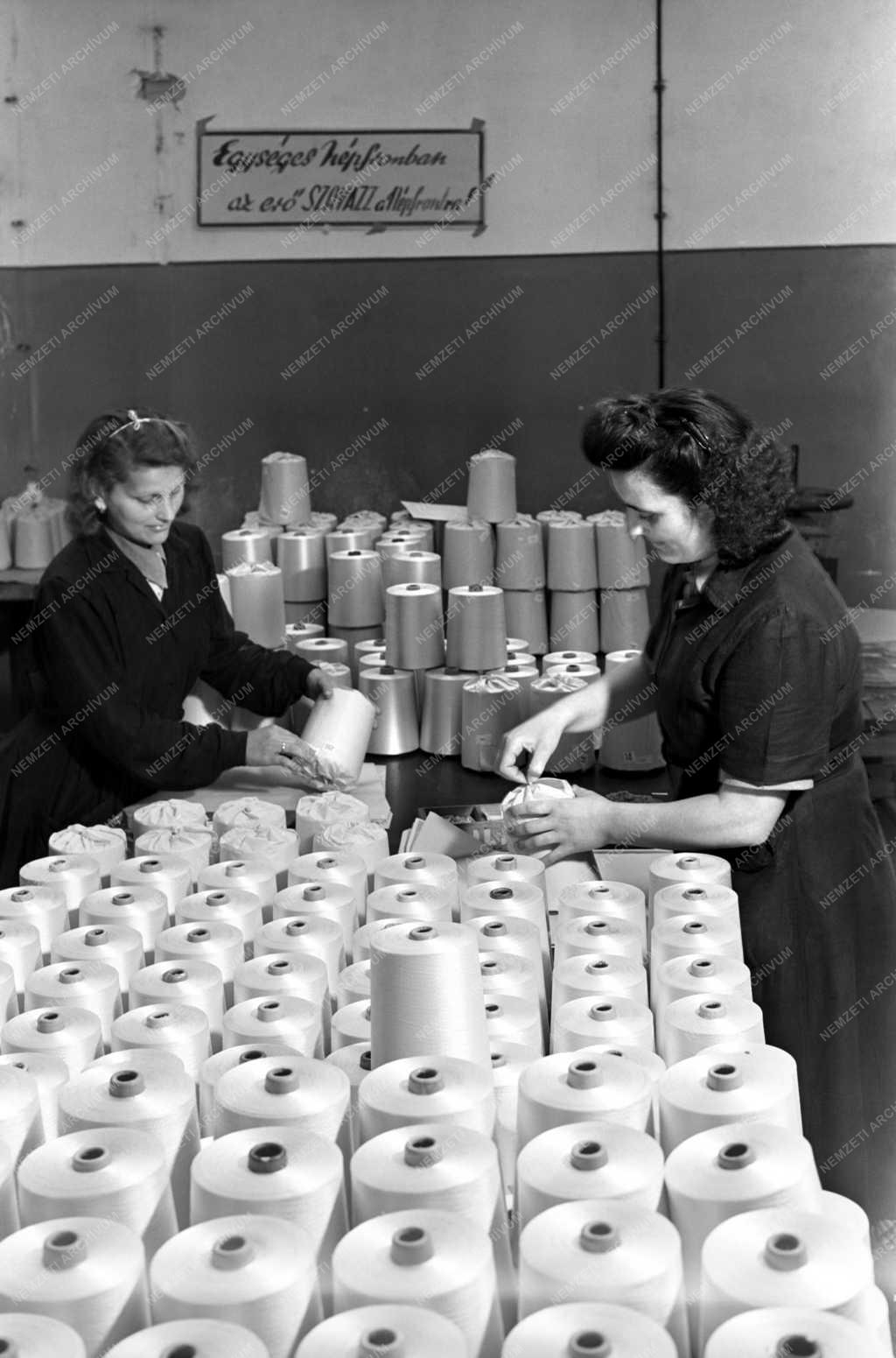 Ipar - Cérnacsomagolás a Magyar Viscosa Gyárban