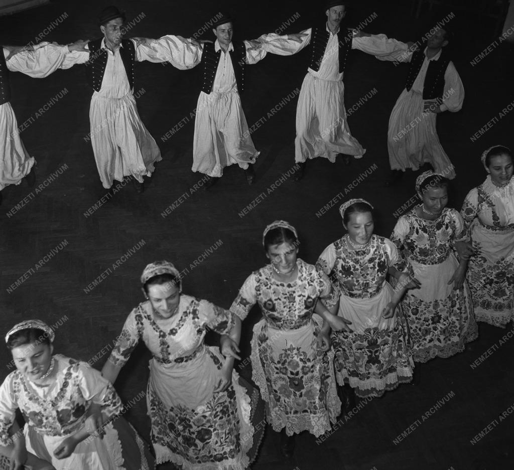 Kultúra - A Vegyipari Szakszervezet Budapest Táncegyüttese