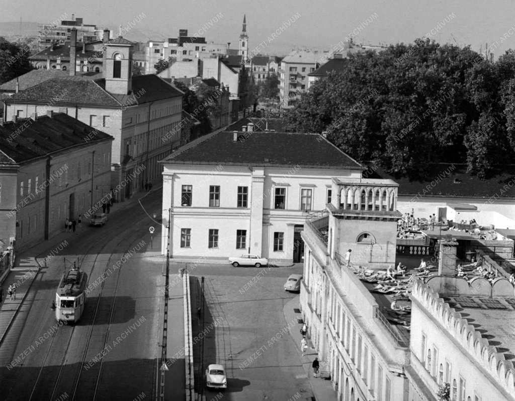 Városkép - Életkép - Budapest - Napozók a Lukács Gyógyfürdőben