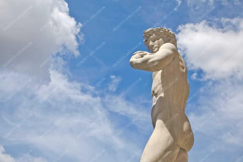 Műalkotás - Firenze - Michelangelo Dávid-szobrának másolata