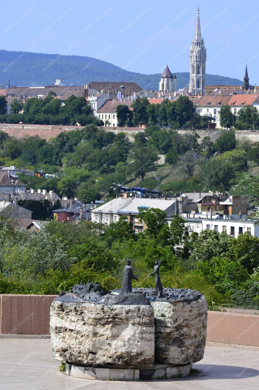 Műalkotás - Szobor - Pest-Buda egyesítése című szobor