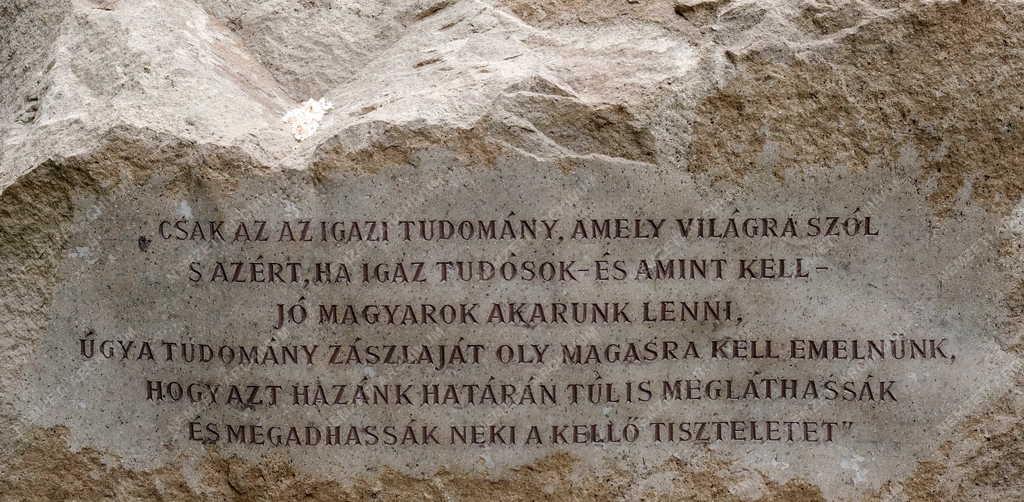 Városkép - Eötvös Loránd szobor a fővárosi Gesztenyés-kertben