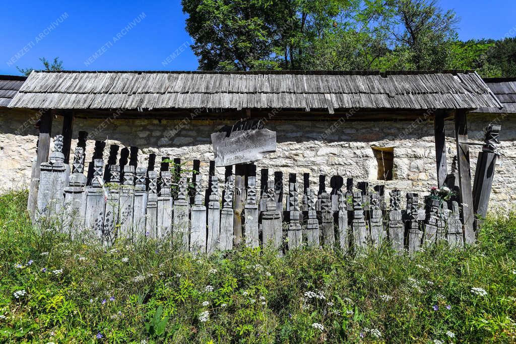 Kegyelet - Magyarvalkó - Halott katonák kopjafái 