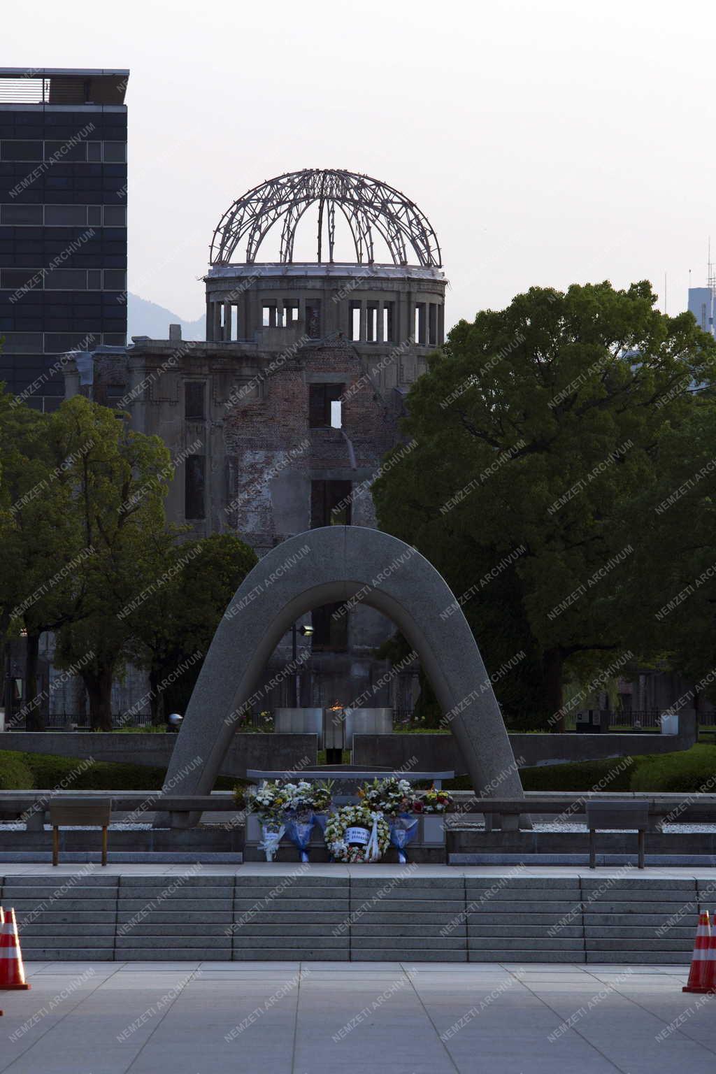 Városkép – Hirosima - Az Atombomba Áldozatainak Síremléke