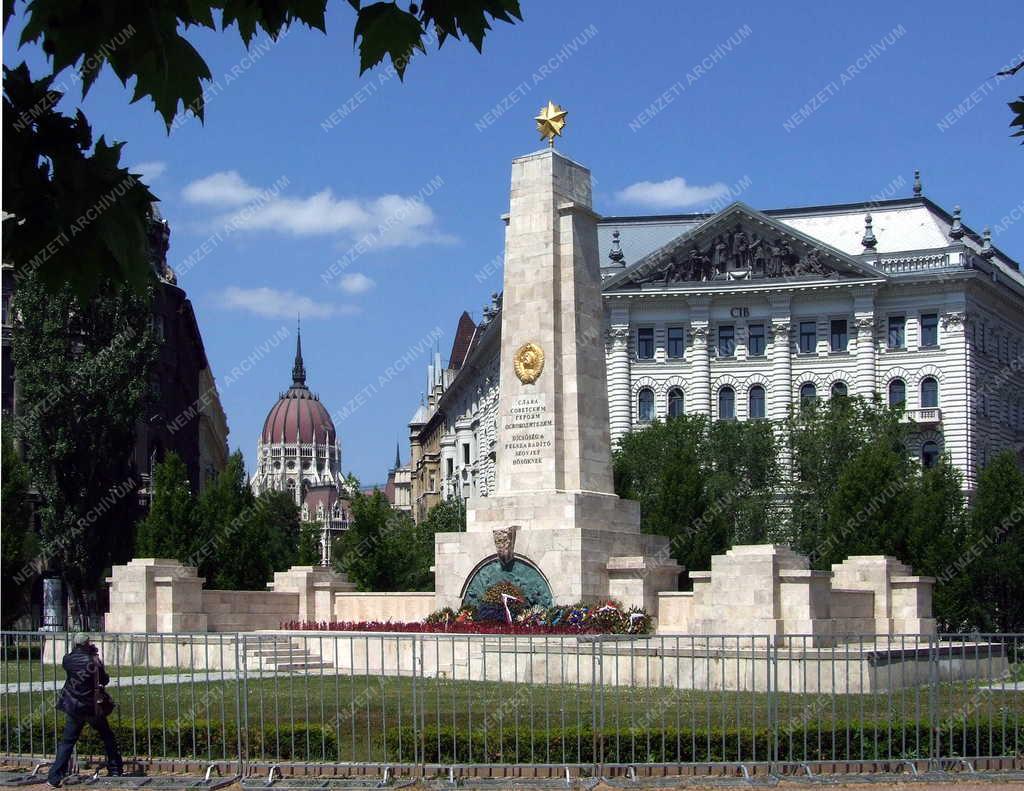Emlékmű - Szovjet hősi emlékmű a budapesti Szabadság téren
