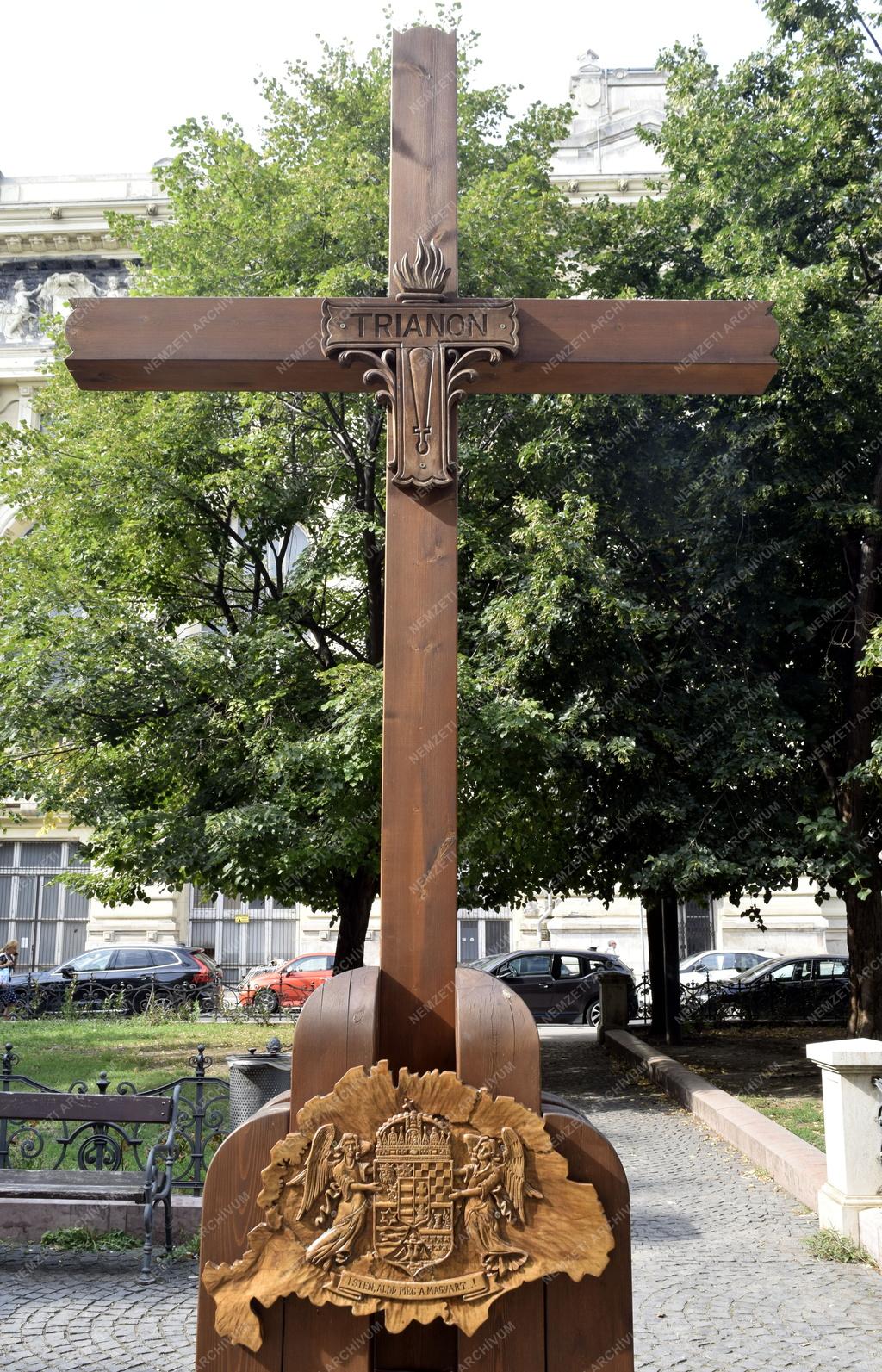 Vallás - Budapest - Kereszt a Hazatérés templománál