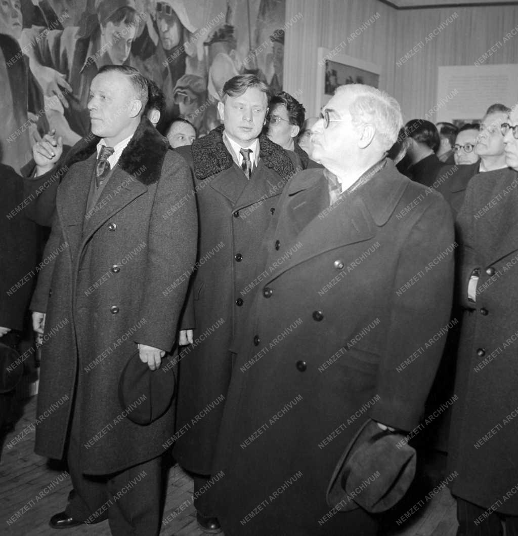 Külkapcsolat - Kiállítás - A Szovjet emberek harca
