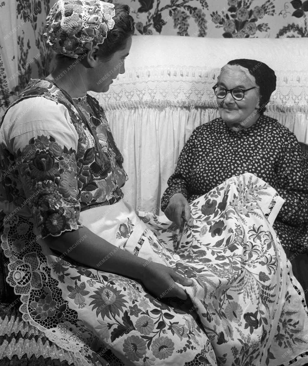 Folklór - Díszes népművészeti asztalterítő készítés 