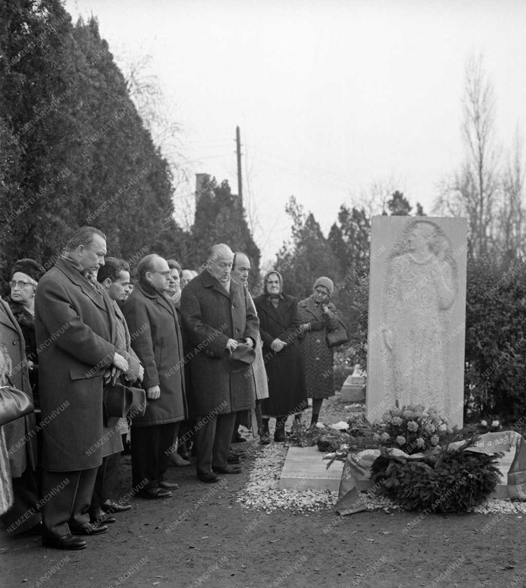 Kultúra - Székely Mihály operaénekes síremlékének leleplezése