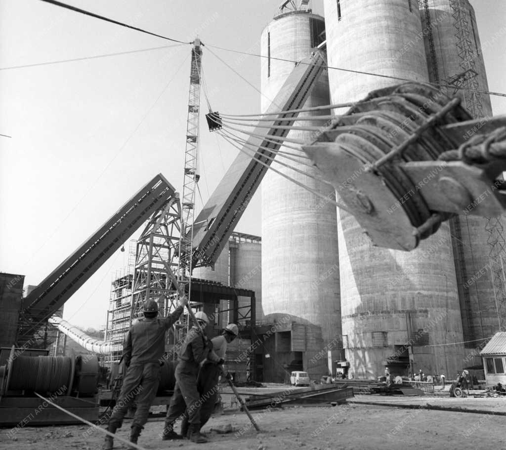 Építőipar - Szállítóhíd beemelés a bélapatfalvai cementgyárban