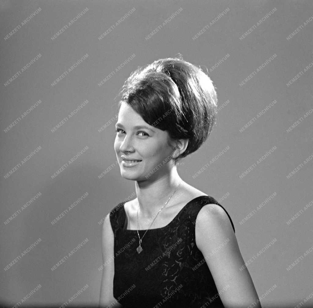 Média - Televízió - Kudlik Júlia, a Magyar Televízió bemondója