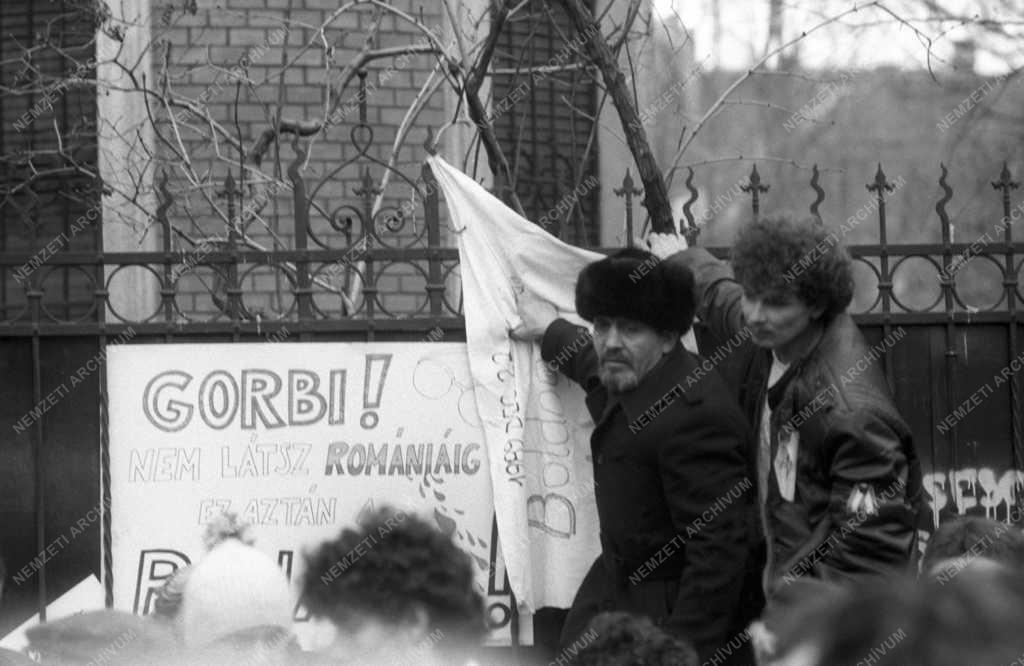Demonstráció - Tüntetés a román nagykövetség előtt
