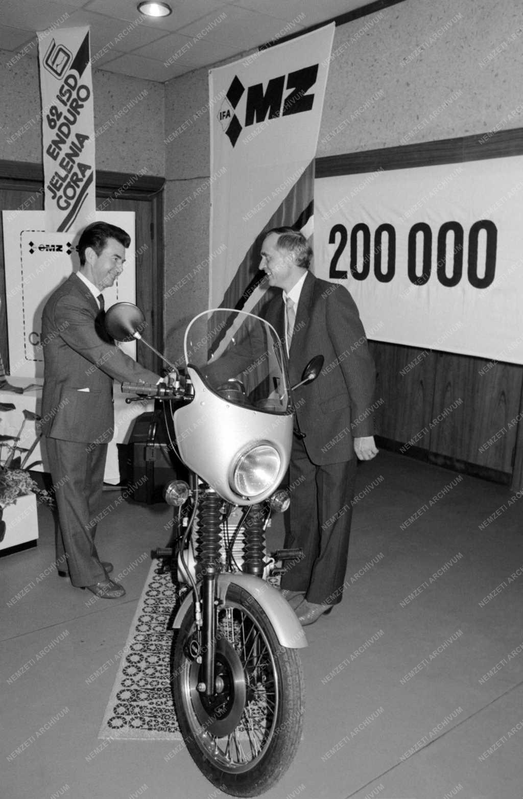 Külkapcsolat - Közlekedés - A 200 ezredik MZ motorkerékpár