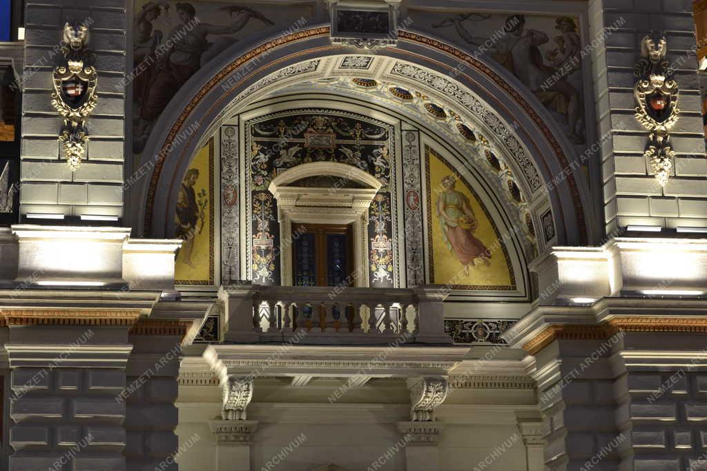 Műemlék - Budapest - A Várkert Bazár esti kivilágításban