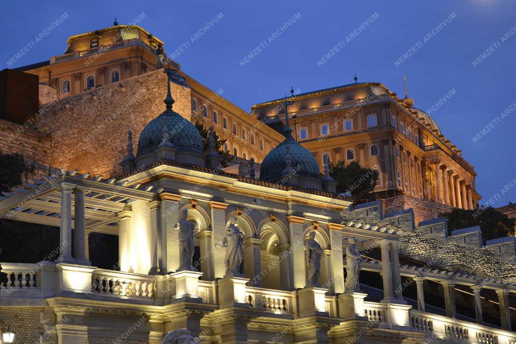 Műemlék - Budapest - A Várkert Bazár esti kivilágításban