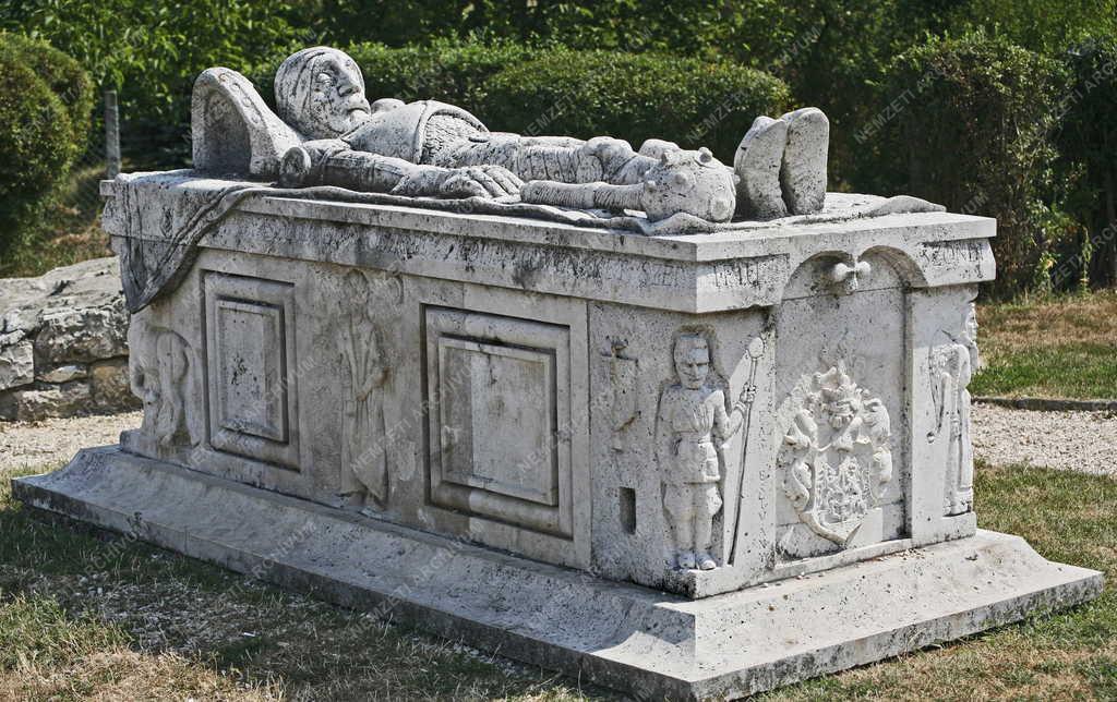 Emlékmű - Drégelypalánk - Szondi György szarkofágja
