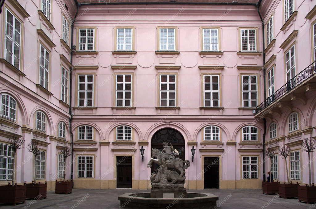 Épület - Pozsony - A Prímási palota belső udvara 