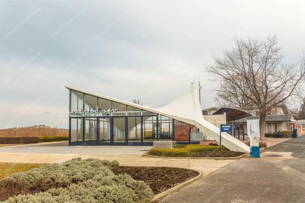 Épület - Szántód - A kompkikötő váróterme