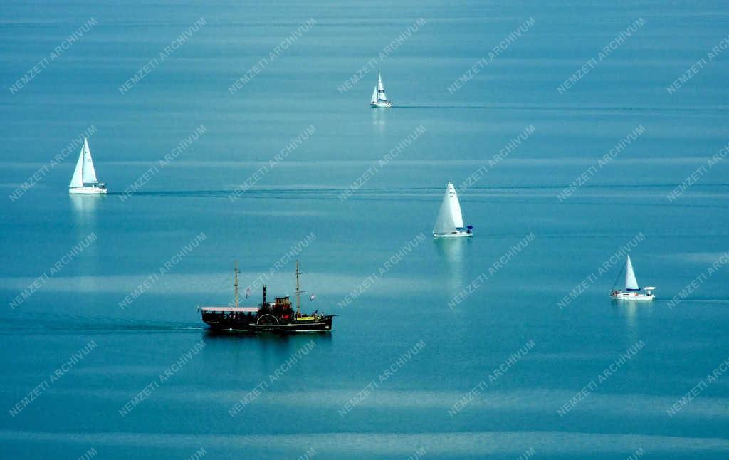 Tájkép - Tihany - Vitorlások és személyhajó a Balatonon