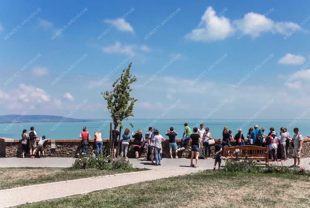 Idegenforgalom - Tihany - Turisták Tihanyban