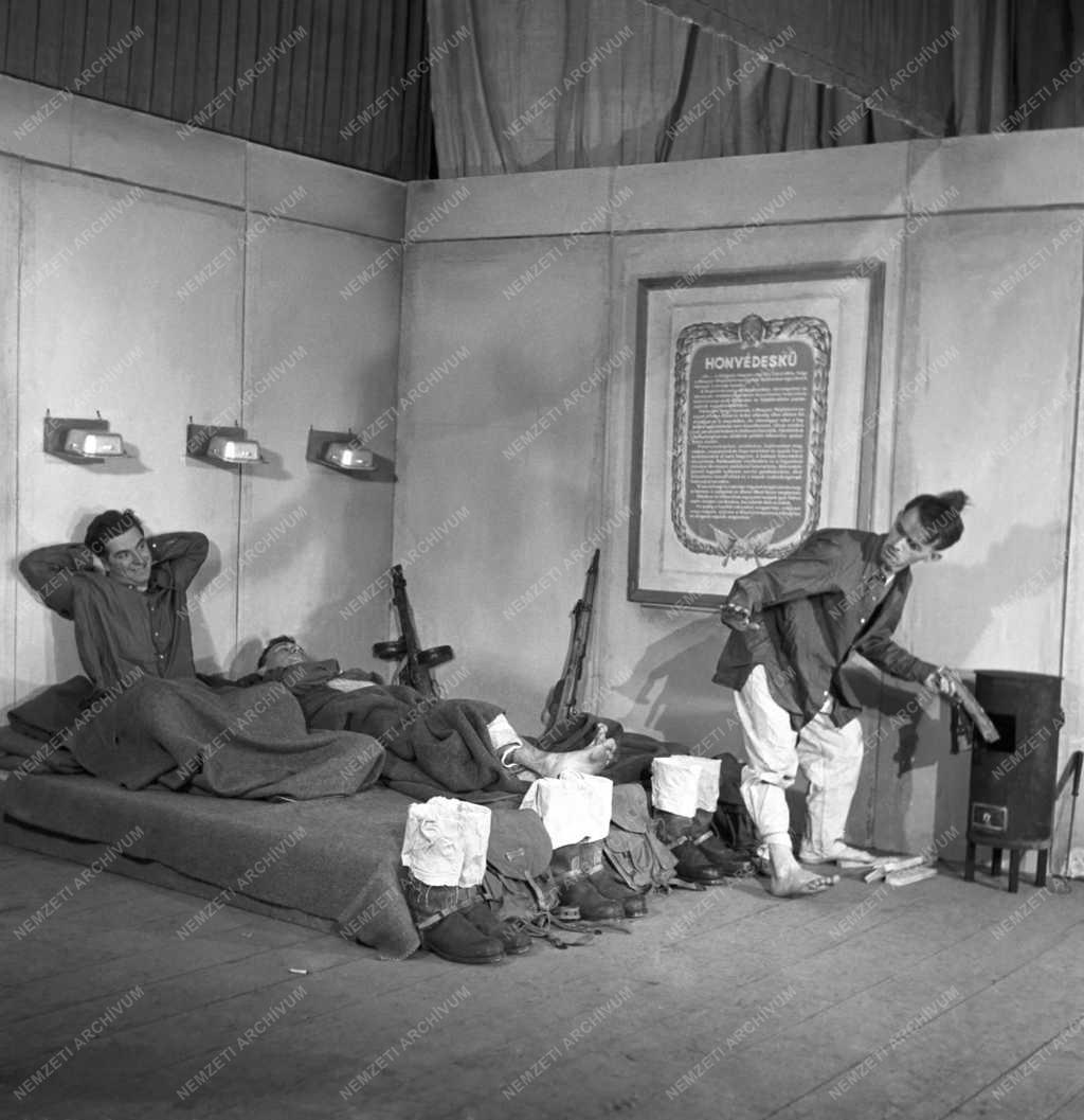 Színház - Állami Déryné Színház - Határszélen