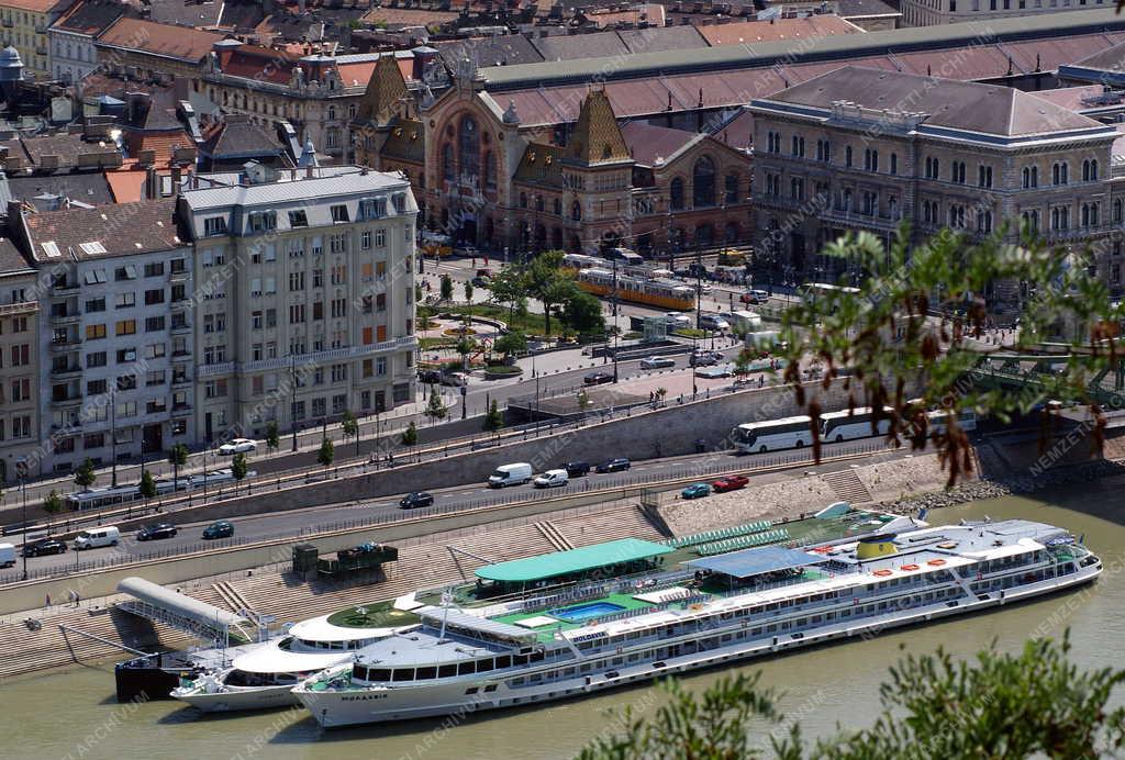 Városkép - Budapest - Hotelhajók a Dunán