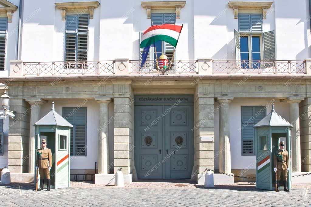 Államfői hivatal - Budapest - Díszőrség a Sándor-palotánál