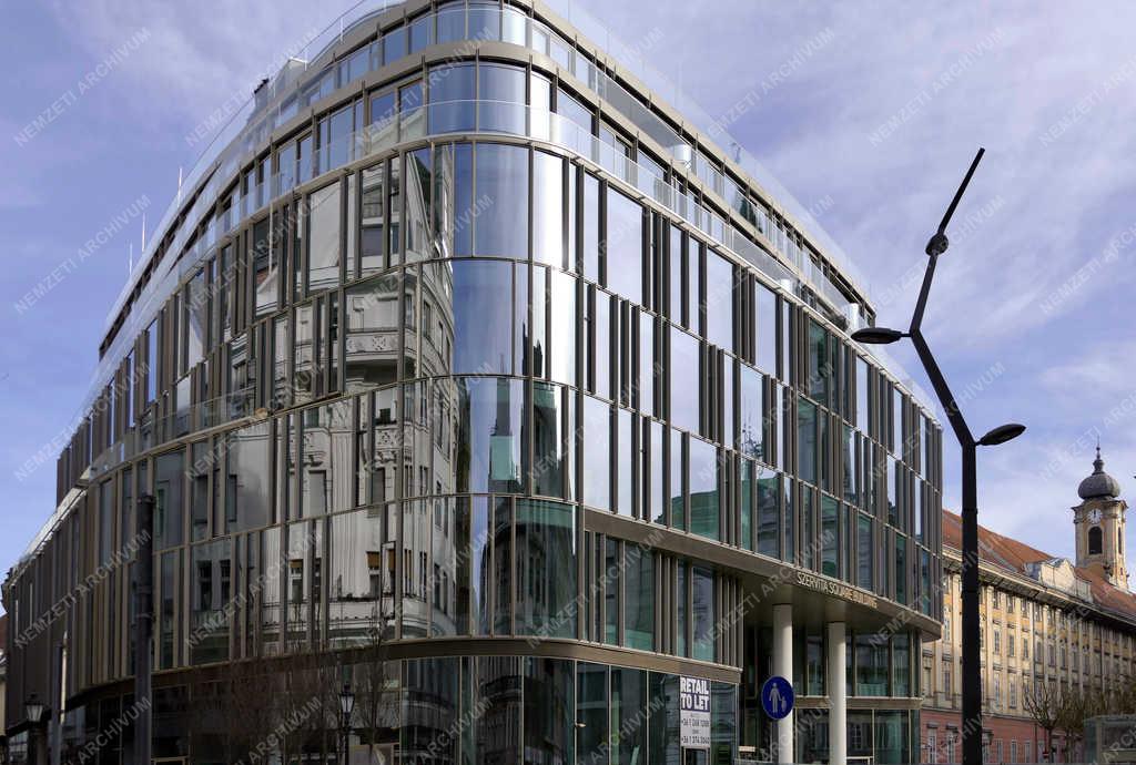 Városkép - Budapest - A Szervita Square Building