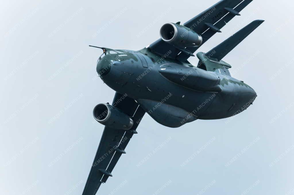 Fegyveres erők - Szórakozás - Kecskeméti Nemzetközi Repülőnap és Haditechnikai Bemutató