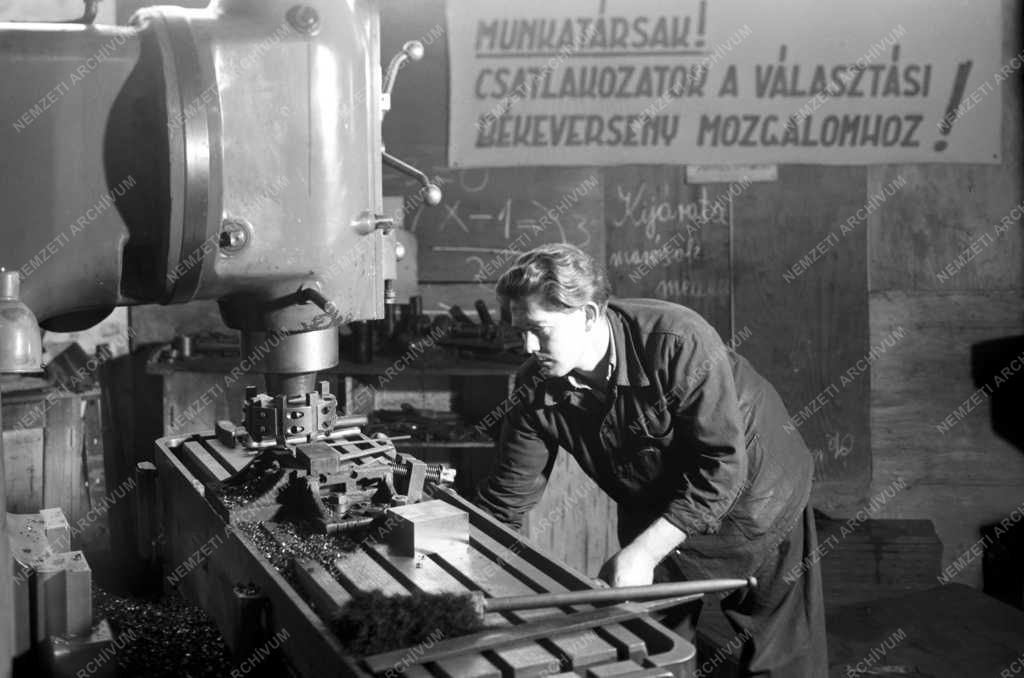 Ipar - Késtartó marás az Esztergomi Szerszámgépgyárban