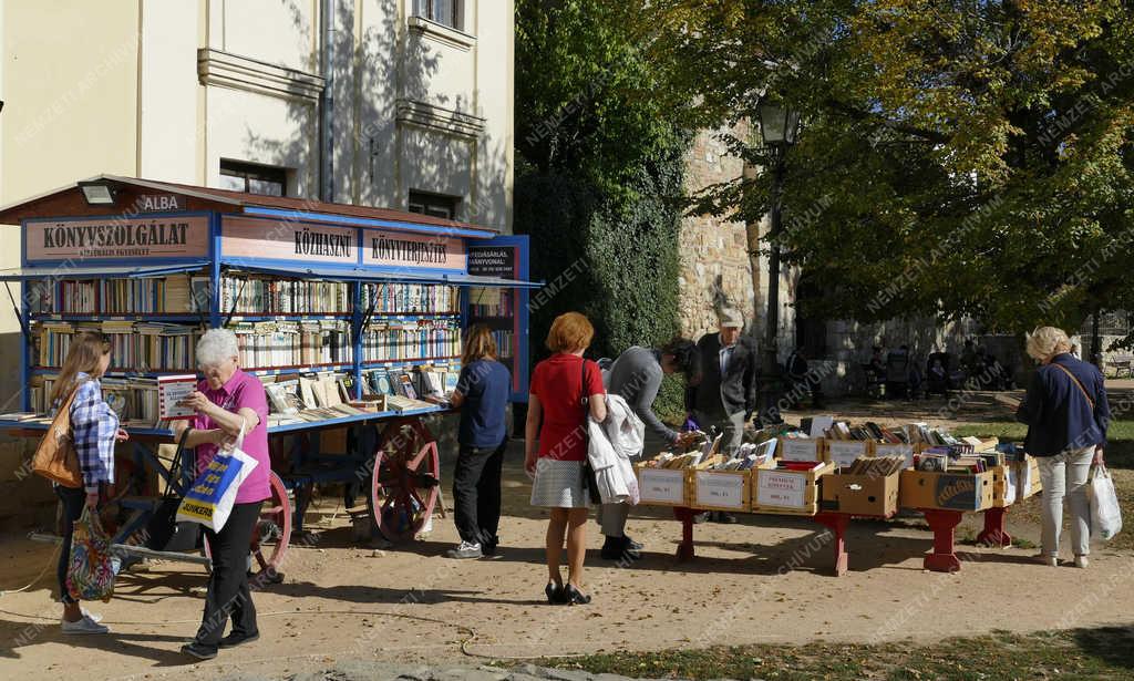 Kultúra - Székesfehérvár - Szabadtéri könyvárus 