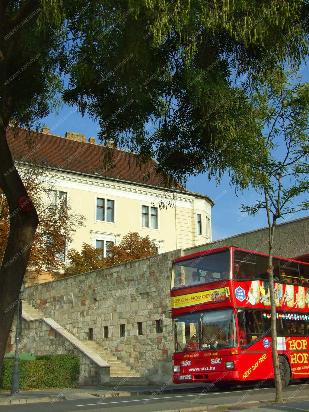 Budapest - Városkép - Városnéző busz a budai Várnál