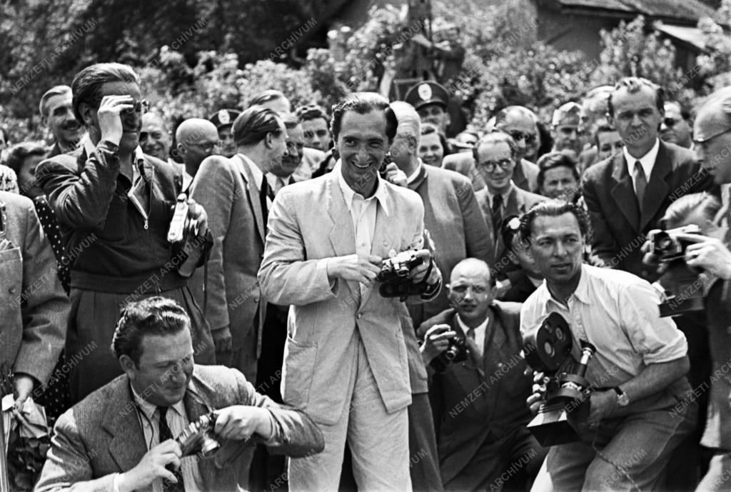 Sajtó - Tildyné hazaérkezése - fotóriporterek