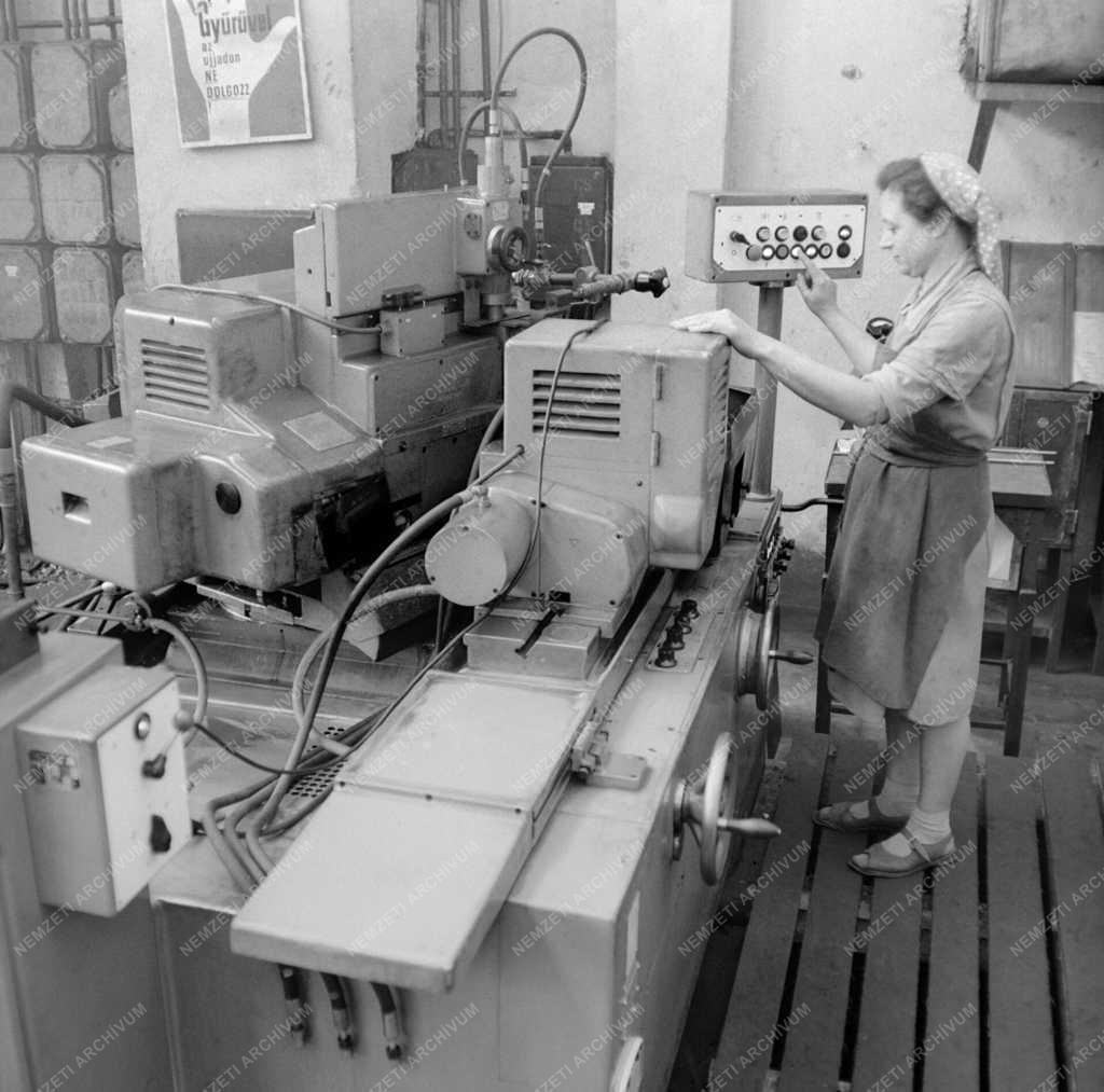 Ipar - Új automata köszörűgépek a Magyar Gördülőcsapágy Művekben