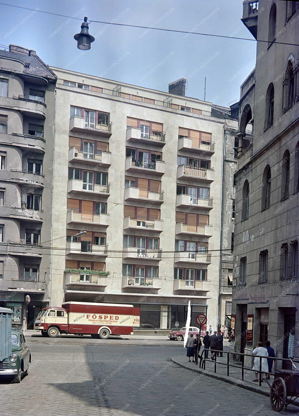 Építőipar - Új építésű lakóház a Mártírok útján