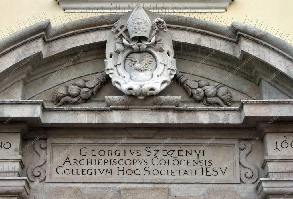 Oktatás - A bencés gimnázium kapudísze Győrben