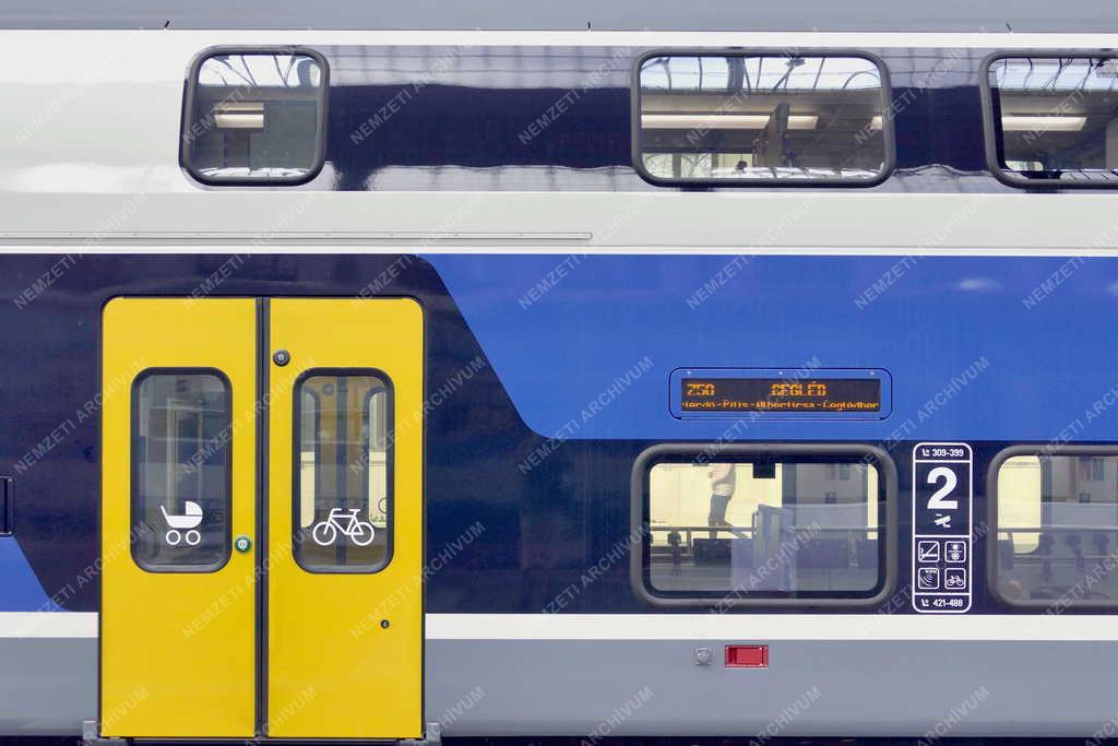 Közlekedés - Budapest - Emeletes vonat a felújított Nyugati pályaudvaron