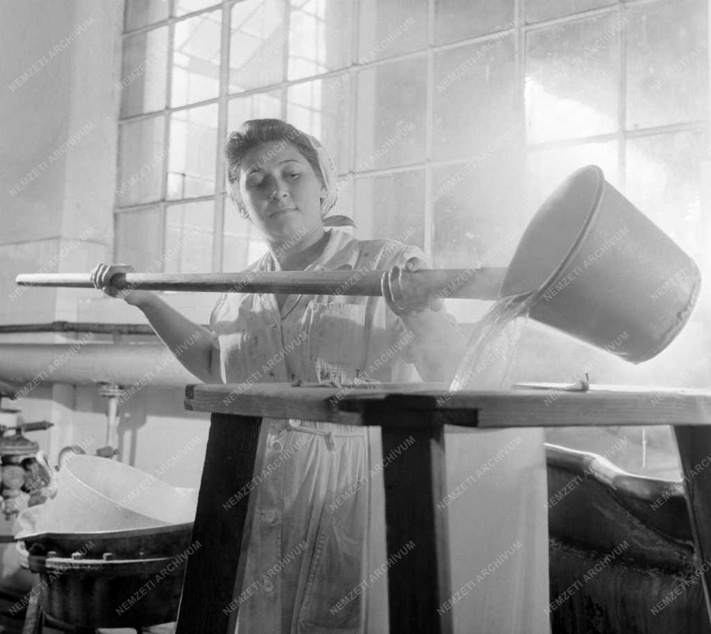 Ipar - Konzervipar – Leszűrik a csemegeuborkakonzerv ecetjét