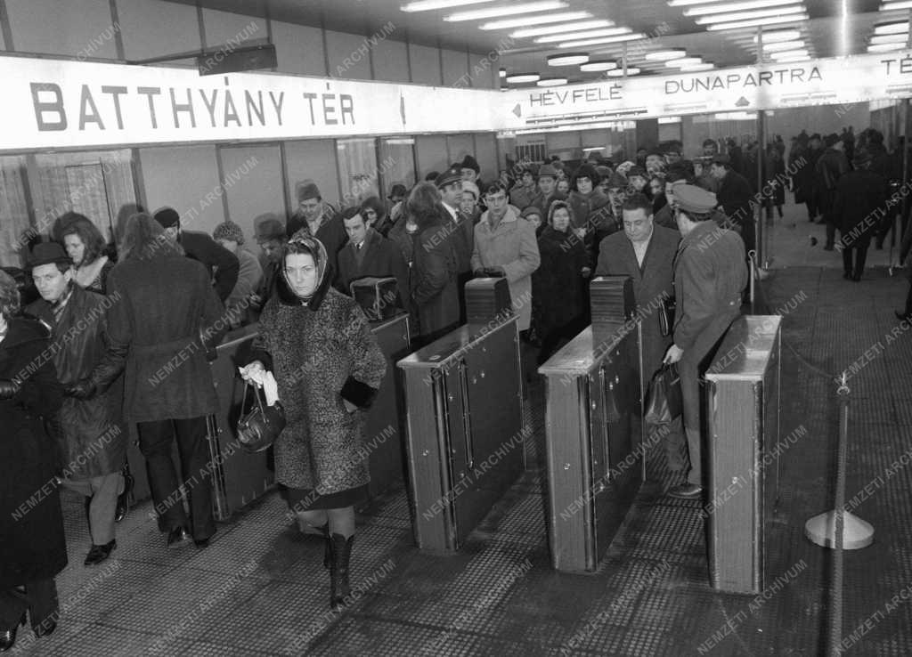 Közlekedés - A Metró új szakaszának első napja