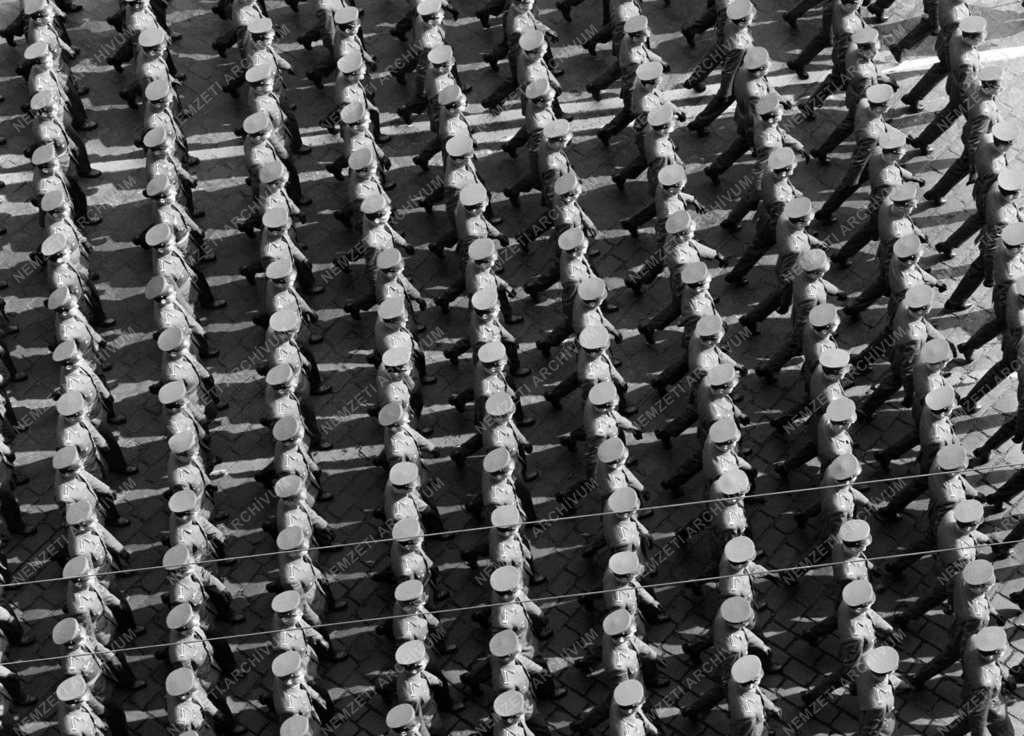 Ünnep - Katonai díszszemle hazánk felszabadulásának 20. évfordulóján