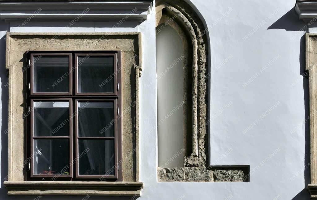 Épületfotó - Budapest - A Vörös Sün ház ablakdíszei