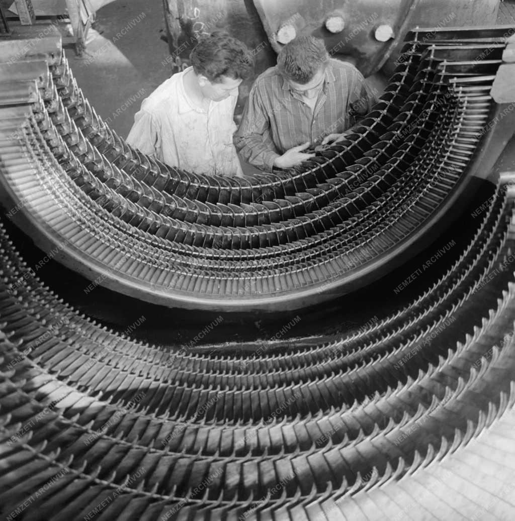 Ipar - Turbinák készülnek a Láng Gépgyárban