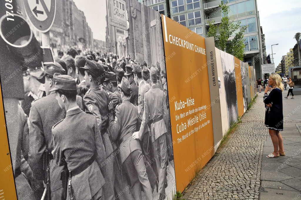 Kiállítás - Berlin - Fotókiállítás a Checkpoint Charlie-nál