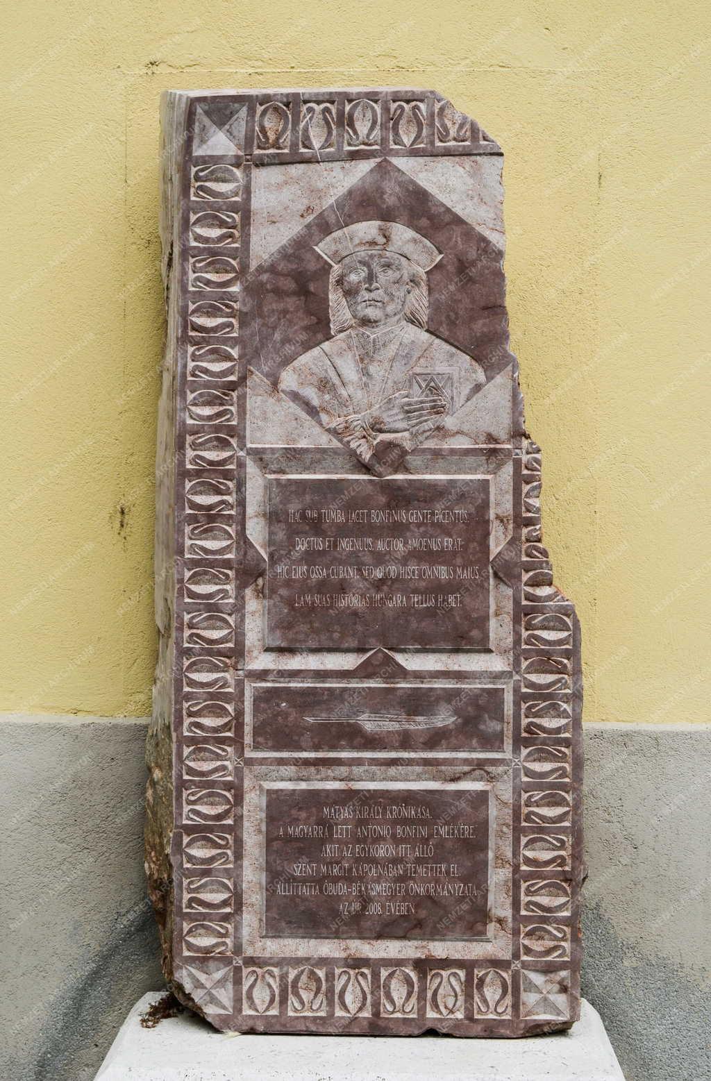 Műalkotás - Budapest - Antonio Bonfini-emlékkő
