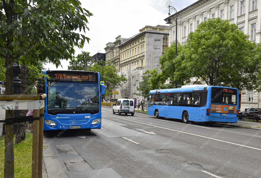 Közlekedés - Budapest - Autóbuszok az Andrássy úton