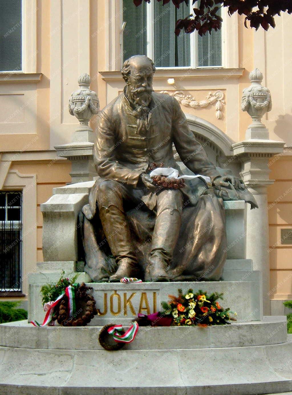 Városok - Révkomárom - Jókai Mór szobra