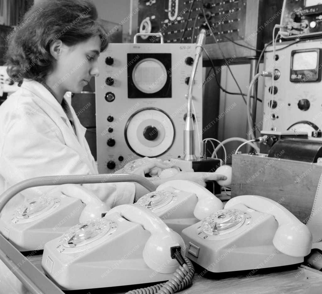 Ipar - Elektrotechnika - Modern telefonkészülékek a Telefongyártól 