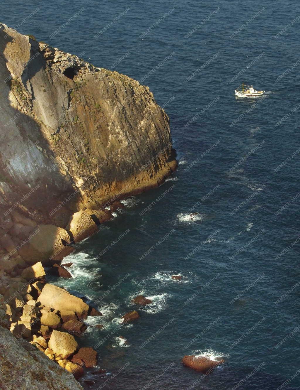 Portugália - Cabo Espichel - Halászbárka az óceán vizén