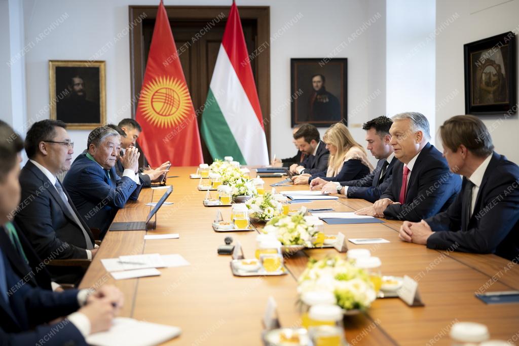 Orbán Viktor fogadta a kirgiz elnököt